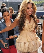 beyonce appears with baby bump at nyfw