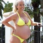  Kendra Wilkinson shows off her pregnant belly