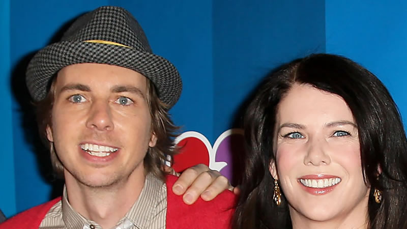  Lauren Graham Calls Out Neighbor Dax Shepard Over This “Massive” Issue