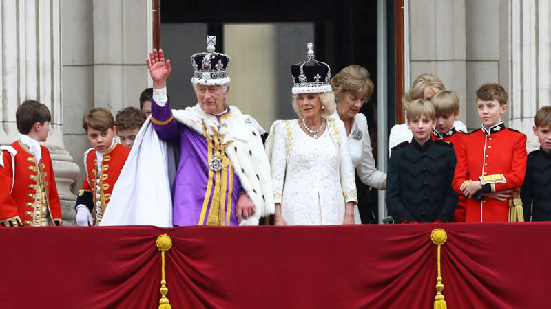 Royal Family balcony Buckingham Palace