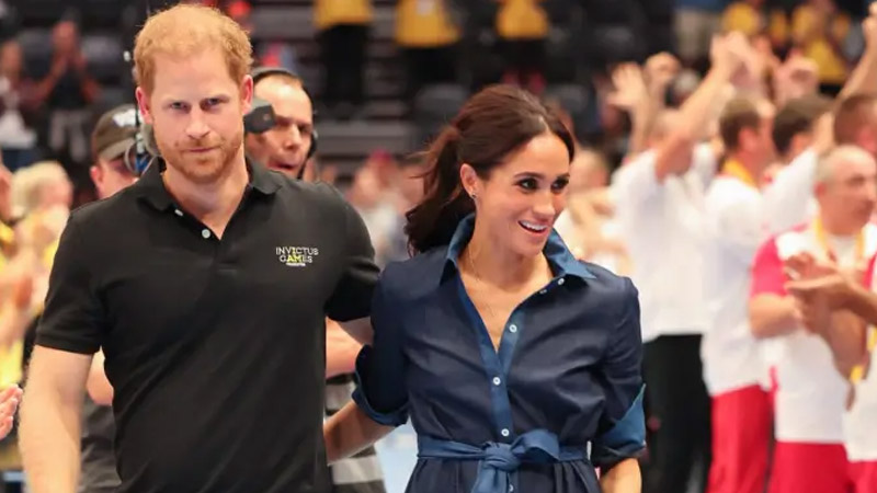  Prince Harry and Meghan urged to save themselves after making ‘too big of a splash’