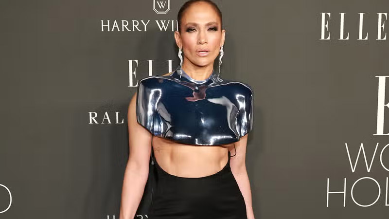  Jennifer Lopez’s Ultra-Cropped Breastplate Adds Risque To Power Dressing In The Most Fashionable Way!