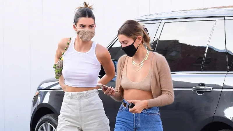  Hailey Bieber Spotted Without Wedding Ring During Outing with Kendall Jenner
