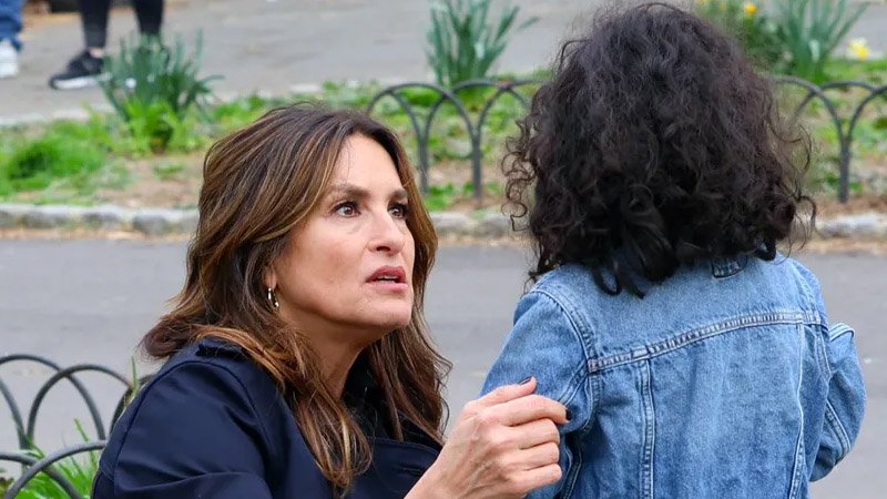  Mariska Hargitay Makes Good Use of Being Mistaken for a Real Cop