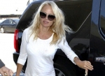 Pamela Anderson makes no effort in unflattering white T-shirt dress