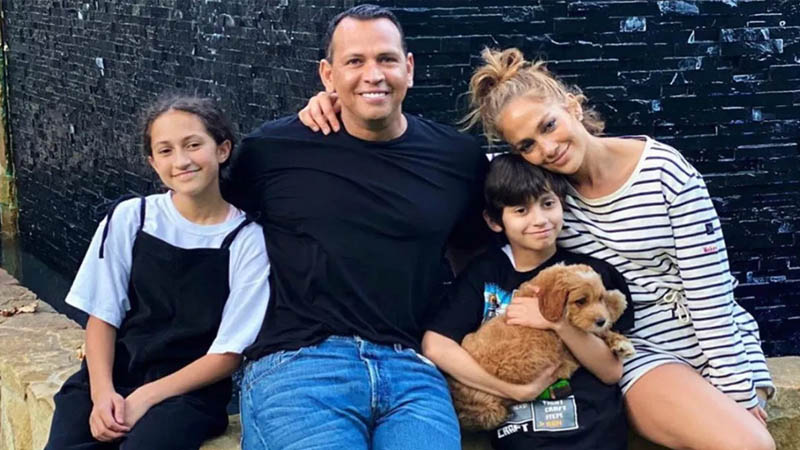  Jennifer Lopez and Alex Rodriguez surprise her son Max with a new dog