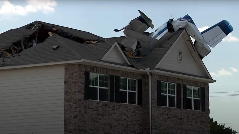  Unbelievable Scene: Small Plane Crashes Into Texas Home’s Roof!
