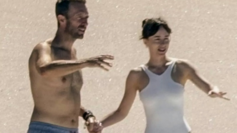  Dakota Johnson and Chris Martin Enjoy Vacation PDA During Mexico Getaway