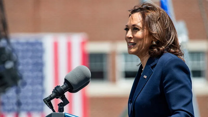  Kamala Harris Unleashes 2024 Battle Cry, Contrasting Trump’s Retro Focus