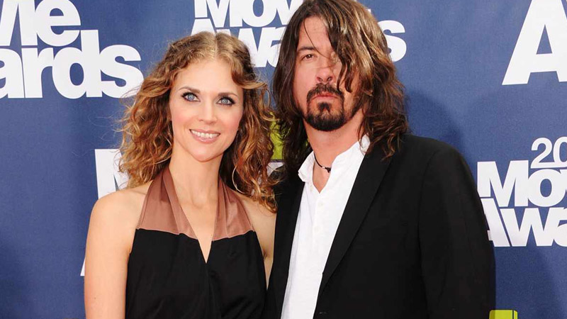  Dave Grohl Admits to Having a Child Outside of Marriage, Past Flirting Style Resurfaces